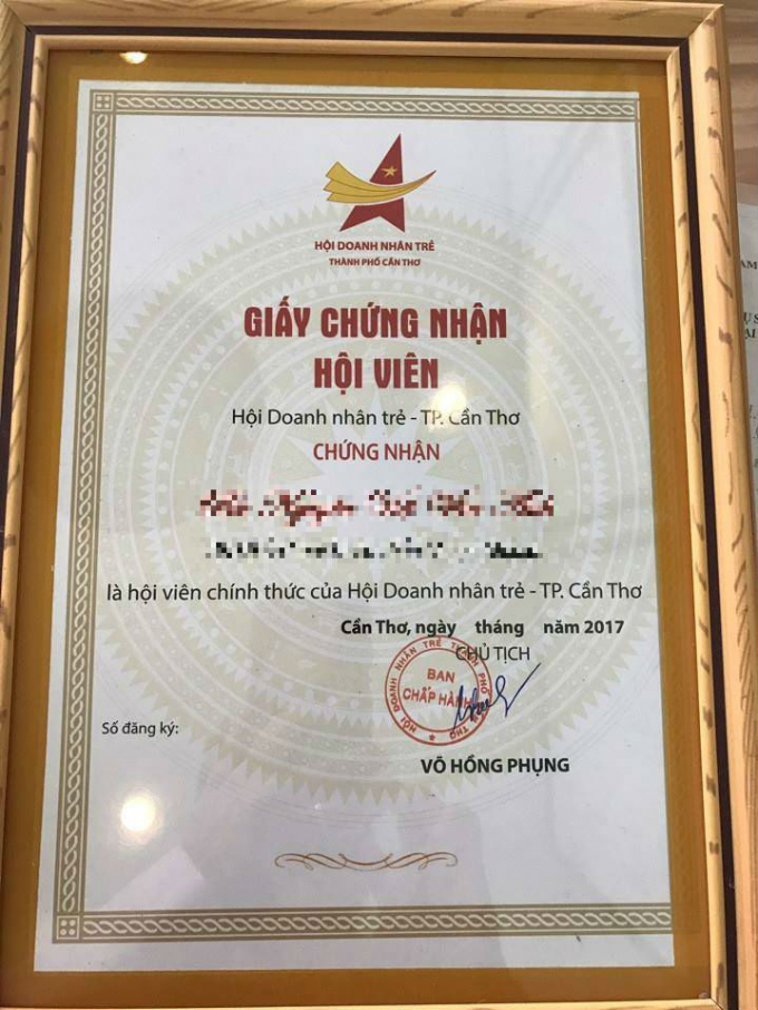 Giấy chứng nhận hội vi&ecirc;n của Hội Doanh nh&acirc;n trẻ TP Cần Thơ c&oacute; chữ k&yacute; của &ocirc;ng V&otilde; Hồng Phụng thể hiện sự bừa b&atilde;i. Những điều kiện sơ đẳng của một giấy chứng nhận cũng kh&ocirc;ng đạt.