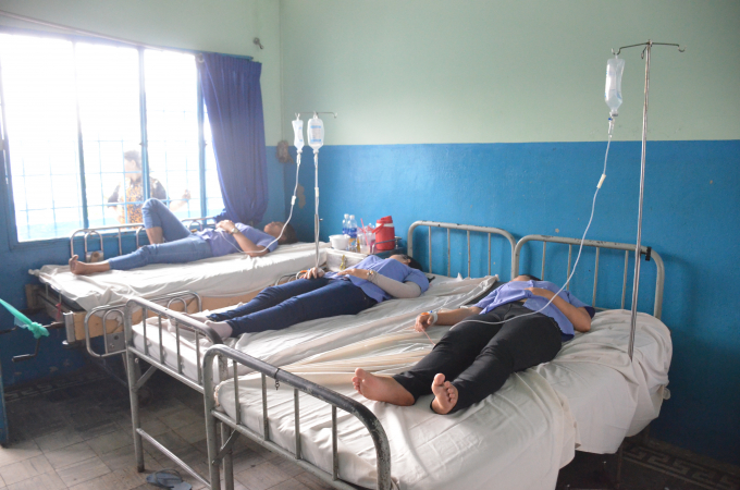 C&aacute;c bệnh nh&acirc;n đang được cấp cứu tại Bệnh viện Đa khoa huyện H&oacute;c M&ocirc;n.