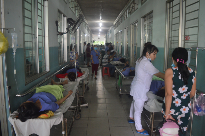 Bệnh nh&acirc;n la liệt ngo&agrave;i h&agrave;nh lang của bệnh viện.