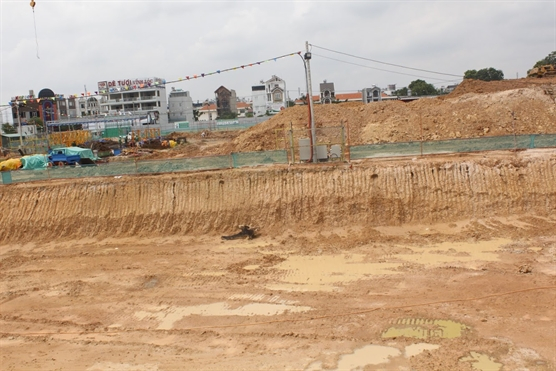 Một g&oacute;c dự &aacute;n, đang trong qu&aacute; tr&igrave;nh đ&agrave;o hố m&oacute;ng.