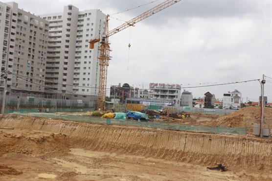 B&ecirc;n trong c&ocirc;ng trường dự &aacute;n.