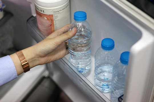 Bao b&igrave; l&agrave;m bằng c&aacute;c loại nhựa dẻo kh&ocirc;ng được s&uacute;c rửa bằng chất tẩy rửa Ảnh: Ho&agrave;n Triều.