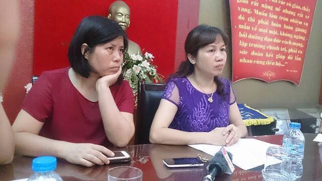 B&agrave; Vũ Ngọc Dự - Hiệu trưởng trường Mầm non Mai Dịch (&aacute;o t&iacute;m) th&ocirc;ng tin về vụ việc.