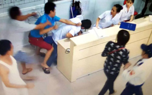 C&ocirc;n đồ h&agrave;nh hung nh&acirc;n vi&ecirc;n y tế. Ảnh: B&aacute;o GĐ&amp;amp;amp;XH