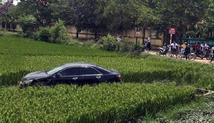 Xe Camry đ&acirc;m chết ba học sinh ở Bắc Ninh.