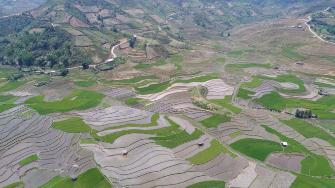 Đ&egrave;o Khau Phạ l&agrave; điểm bay&nbsp;đẹp nhất trong 10&nbsp;điểm bay d&ugrave; lượn&nbsp;đẹp của&nbsp;thế giới,&nbsp;được&nbsp;đầu tư quy m&ocirc;&nbsp;với nhiều hạng mục. C&oacute;&nbsp;độ cao cất c&aacute;nh 1270m, khoảng c&aacute;ch&nbsp;đến b&atilde;i hạ c&aacute;nh 2.3km.&nbsp;