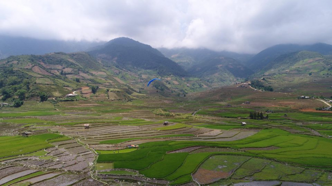 Những c&aacute;nh d&ugrave; bay tr&ecirc;n ruộng bậc thang l&agrave; n&eacute;t&nbsp;đặc trưng chỉ c&oacute;&nbsp;ở Khau Phạ, M&ugrave; Cang Chải.