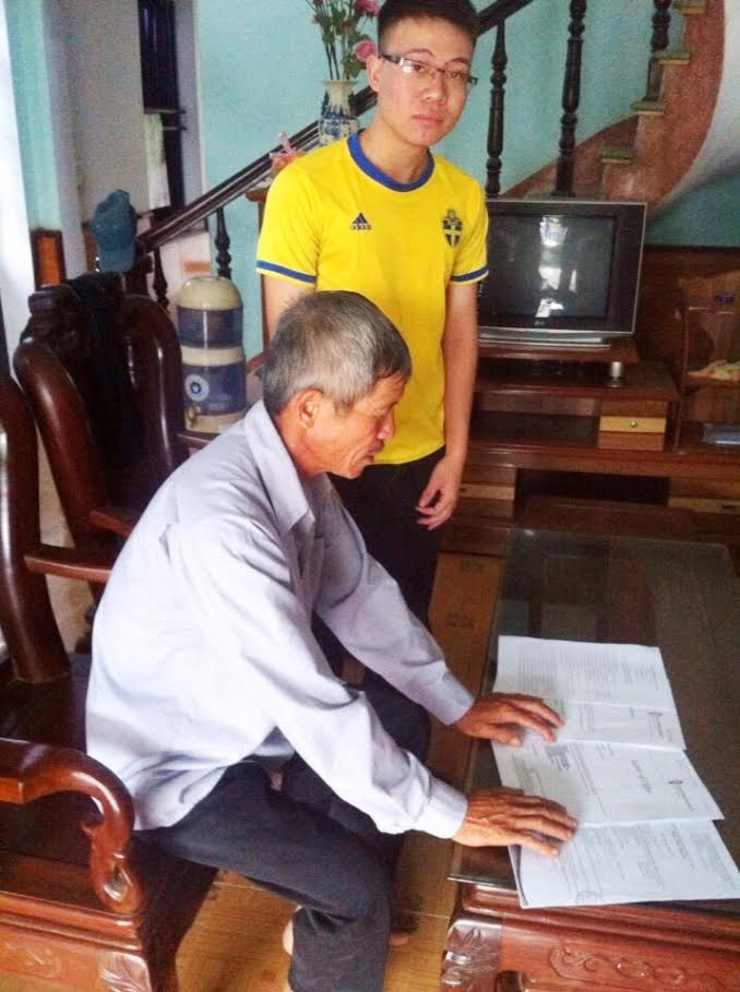 &Ocirc;ng Tu&acirc;n v&agrave; con trai mong mỏi sự việc sớm được giải quyết.