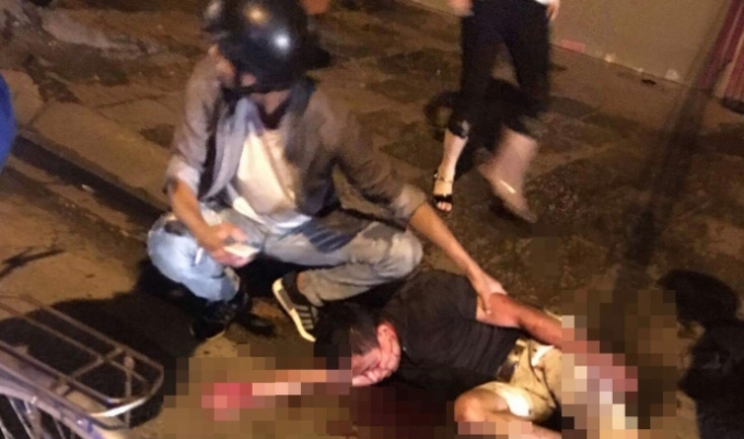 Người đi xe m&aacute;y gục dưới đường sau vụ ch&eacute;m nhau kinh ho&agrave;ng tr&ecirc;n phố Đại La (nguồn ảnh: BEAT.VN).