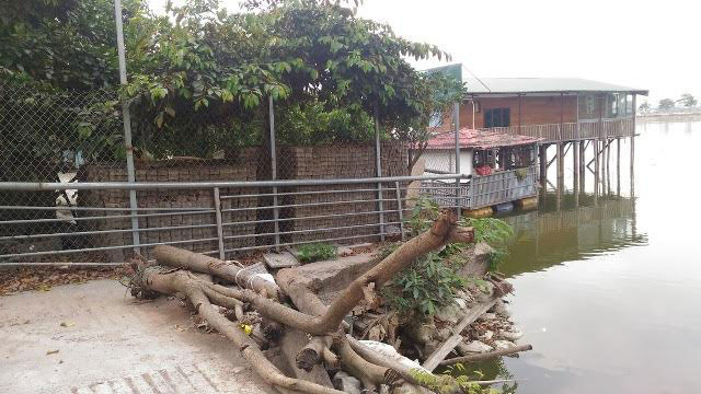 Hiện tại, mặc d&ugrave; đ&atilde; x&aacute;c định r&otilde; sai phạm nhưng ng&ocirc;i nh&agrave; v&agrave; diện t&iacute;ch lấn chiếm của &ocirc;ng Thảo tại mặt hồ Đầm Trị vẫn kh&ocirc;ng bị dỡ bỏ.