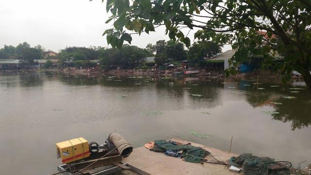 Xung quanh hồ Đầm Trị l&agrave; một khung cảnh nhếch nh&aacute;c do c&aacute;c h&agrave;ng qu&aacute;n được x&acirc;y dựng.