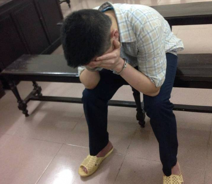 Thi trước v&agrave;nh m&oacute;ng ngựa trong phi&ecirc;n t&ograve;a.