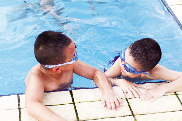 N&ecirc;n tắm bằng nước sạch với dầu gội, sữa tắm dưỡng ẩm ngay sau khi bơi. Ảnh: Ch&iacute; Cường