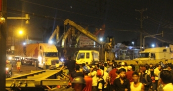 Nâng bánh xe đầu kéo đưa thi thể hai mẹ con ra ngoài