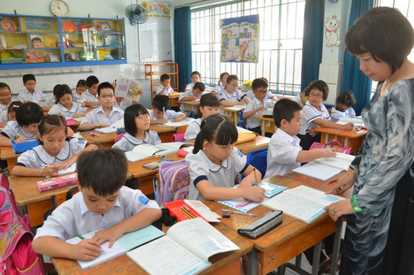 Bộ GD-ĐT sẽ đ&agrave;o tạo gi&aacute;o vi&ecirc;n cốt c&aacute;n từ th&aacute;ng 9/2017 để chuẩn bị cho đợt thay s&aacute;ch gi&aacute;o khoa v&agrave;o năm học 2017 - 2018. (Ảnh: Nld)