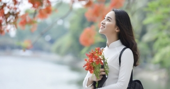 Nữ sinh tuổi 16 lãng mạn bên chùm hoa phượng đỏ