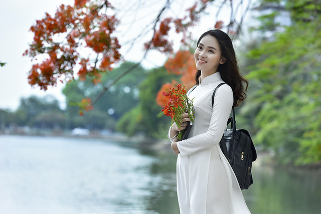 Nữ sinh tuổi 16 l&atilde;ng mạn b&ecirc;n ch&ugrave;m hoa phượng đỏ