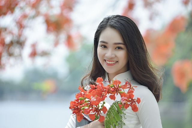 Vẻ đẹp của thiếu nữ tuổi 16 b&ecirc;n hoa phượng vĩ