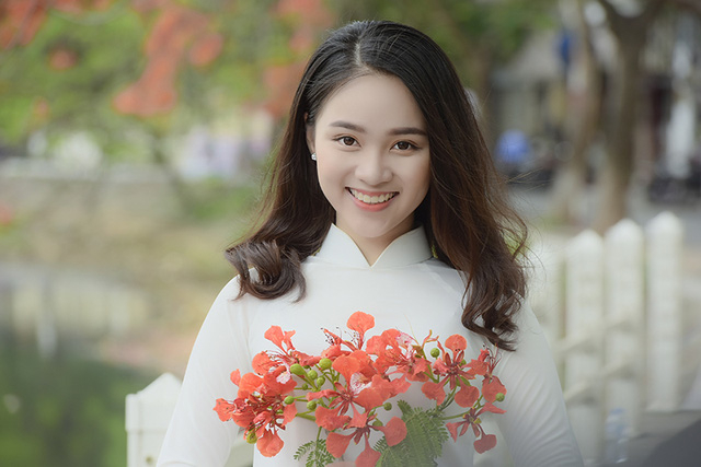 Nữ sinh tuổi 16 l&atilde;ng mạn b&ecirc;n ch&ugrave;m hoa phượng đỏ