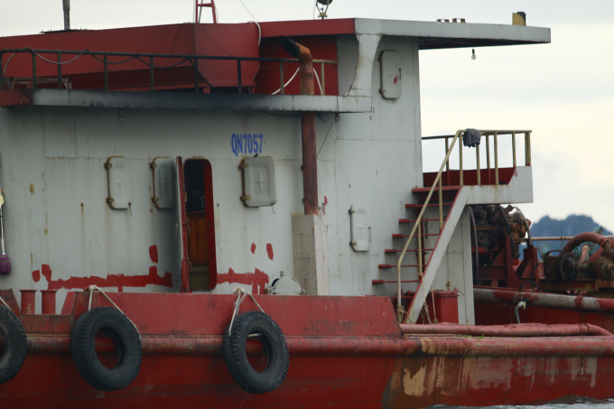T&agrave;u cỡ lớn mang số hiệu QN7057 bị bắt khi đ&atilde; khai th&aacute;c c&aacute;t gần đầy c&aacute;c khoang chứa.