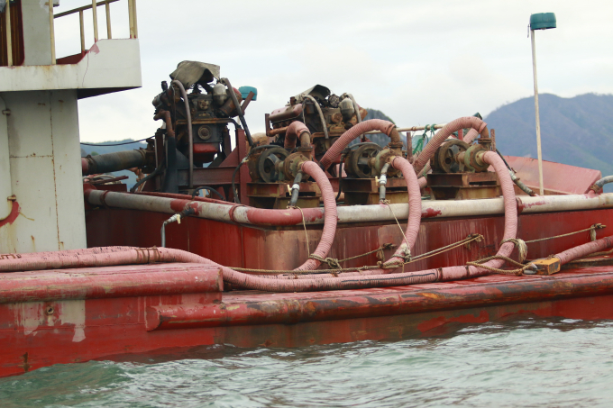 T&agrave;u mang số hiệu QN 7057 với trang bị khai th&aacute;c c&aacute;t.