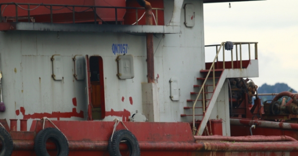 Huyện Vân Đồn (Quảng Ninh): Bắt giữ tàu khai thác cát trái phép “khủng”