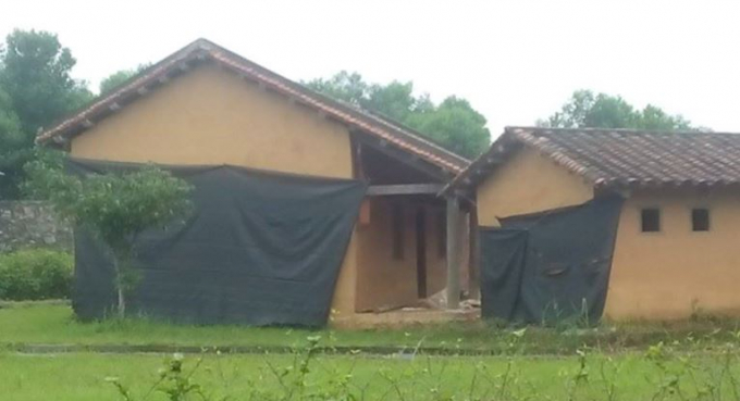 Kh&ocirc;ng chỉ những căn nh&agrave; s&agrave;n m&agrave; cả những ng&ocirc;i nh&agrave; được x&acirc;y dựng lợp ng&oacute;i cũng bị bỏ hoang v&agrave; để che đi khuyết điểm xuống cấp th&igrave; những căn nh&agrave; n&agrave;y c&ograve;n được qu&acirc;y bằng những chiếc bạt m&agrave;u đen nằm gọn ngay trong dự &aacute;n du lịch.