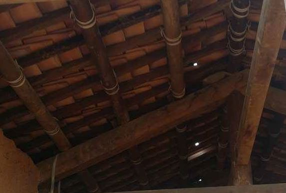 M&aacute;i nh&agrave; th&igrave; dột n&aacute;t nhiều chỗ