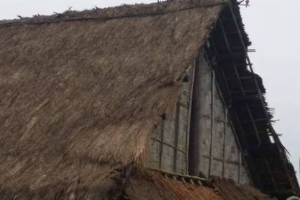 M&aacute;i nh&agrave; đang bị xuống cấp nghi&ecirc;m trọng.