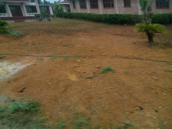 Đường d&acirc;y điện nằ ngang tr&ecirc;n mặt đất mất an to&agrave;n cho mọi người đến đ&acirc;y.