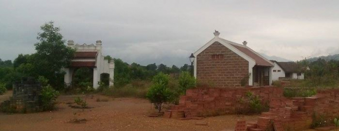 Những khu nh&agrave; x&acirc;y dựng dang dở, bỏ hoang để cỏ dại mọc xung quanh um t&ugrave;m. Gạch đ&aacute; vẫn c&ograve;n nguy&ecirc;n tại hiện trường.