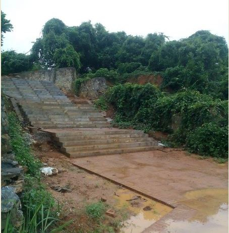 Đường xuống hồ x&acirc;y dựng dang dở mất đi mĩ quan của khu du lịch xứng tầm quy m&ocirc; quốc gia.