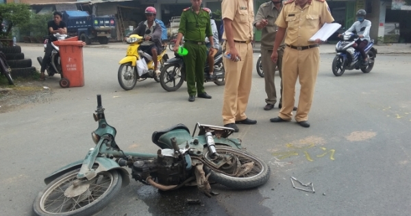 Thấy bạn bê bết máu, nam thanh niên hoảng sợ bỏ chạy