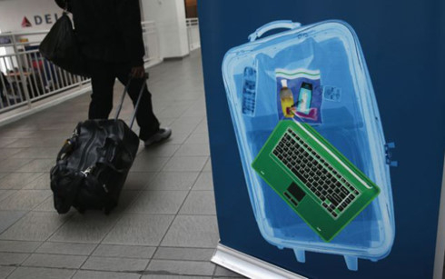 Sau Mỹ, Anh cũng bắt đầu thực hiện những hạn chế tr&ecirc;n một số chuyến bay. Ảnh minh họa: BBC.