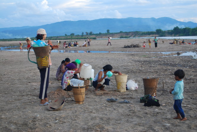 Cảnh lấy nước (đ&agrave;o lỗ v&agrave;o c&aacute;t) v&agrave;o l&uacute;c chiều nơi bến nước của một l&agrave;ng b&ecirc;n s&ocirc;ng Ba ở x&atilde; Chư Mố, huyện Ia Pa - Ảnh: HUỲNH VĂN MỸ