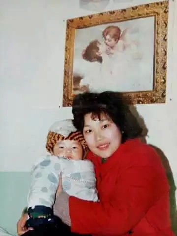 B&agrave; Zou chụp ảnh c&ugrave;ng con trai khi c&ograve;n nhỏ