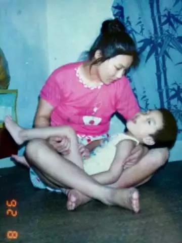 B&agrave; ki&ecirc;n tr&igrave; c&ugrave;ng con vượt qua kh&oacute; khăn của bệnh tật