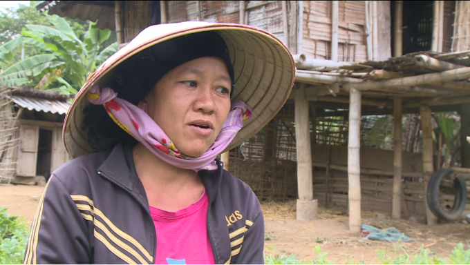 Chị Lường Thị Tan ở Bản S&agrave;ng cho biết kh&ocirc;ng được địa phương hỗ trợ trong việc x&acirc;y dựng m&ocirc; h&igrave;nh trồng dưa, m&agrave; phải sang L&agrave;o mua giống v&agrave; ph&acirc;n về trồng. Ảnh: Nguyệt Chi