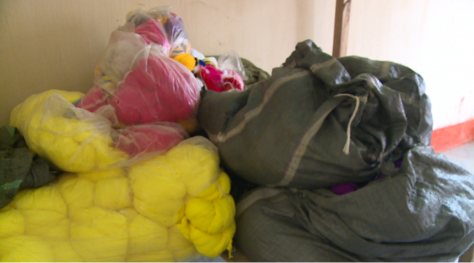 Nguy&ecirc;n vật liệu phục vụ dệt may thổ cẩm chất đống một g&oacute;c suốt 3 năm qua. Ảnh: Nguyệt Chi