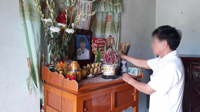 &Ocirc;ng Nguyễn Lương V li&ecirc;n tục gạt nước mắt khi nhớ lại ng&agrave;y c&ocirc; ch&aacute;u g&aacute;i nội ra đi.