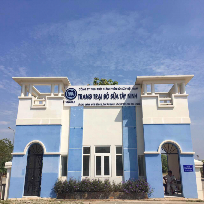 Cổng ch&iacute;nh của trang trại T&acirc;y Ninh.