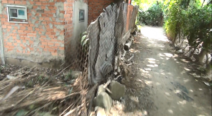 Một con đường nhỏ người d&acirc;n nhiều năm nay phải đi tạm v&igrave; kh&ocirc;ng c&oacute; cầu nối k&ecirc;nh L&ecirc; Thị Ri&ecirc;ng để đi.