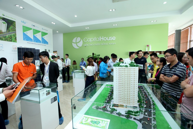 Kh&aacute;ch tham quan nh&agrave; mẫu tại dự &aacute;n&nbsp;EcoHome Ph&uacute;c Lợi.