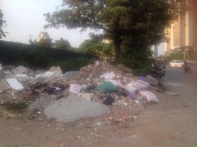 Tr&ecirc;n đường Ch&acirc;u Văn Li&ecirc;m - Nam Từ Li&ecirc;m - H&agrave; Nội, t&igrave;nh trạng đổ phế liệu x&acirc;y dựng cũng thường xuy&ecirc;n diễn ra.