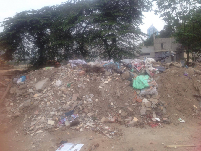 H&agrave; Nội: Vấn nạn đổ trộm r&aacute;c thải tr&ecirc;n nhiều tuyến đường