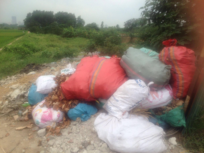 Những b&atilde;i đất trống lu&ocirc;n l&agrave; t&acirc;m điểm của c&aacute;c vụ đổ trộm phế liệu x&acirc;y dựng&nbsp;