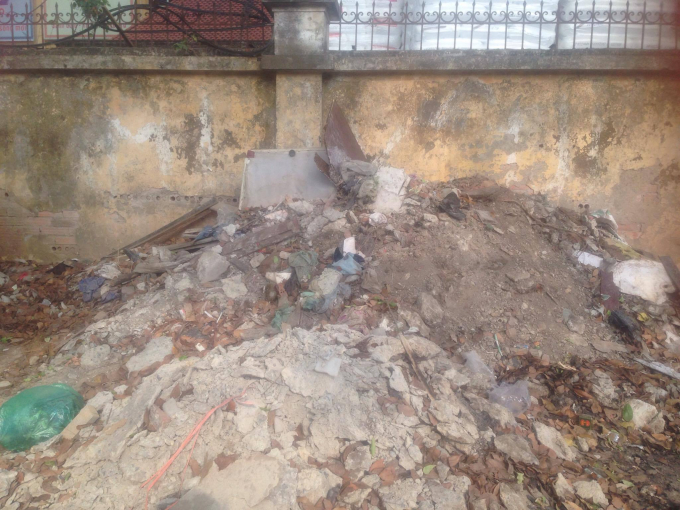 Một đống phế thải tại khu Đ&ocirc; thị K2 Cầu Diễn.