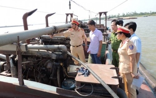 Hà Nam: Bắt 2 tàu khai thác cát trái phép trên Sông Hồng