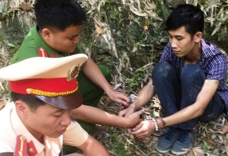 Thanh Hóa: CSGT bắt thanh niên vận chuyển heroin, hồng phiến túy từ Lào về
