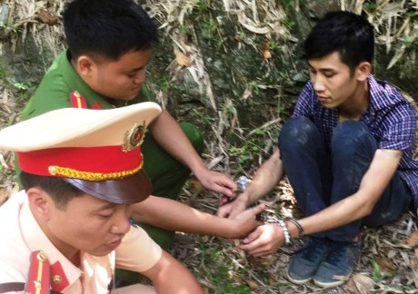 Đối tượng H&agrave; Văn Chiến bị lực lượng C&ocirc;ng an B&aacute; Thước bắt giữ.(Ảnh: CA B&aacute; Thước cung cấp)